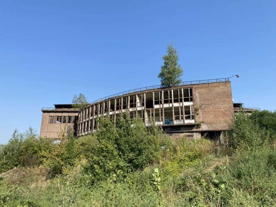Photographie de l’existant : la Rotonde, bâtiment en brique à la façade vitrée courbe
