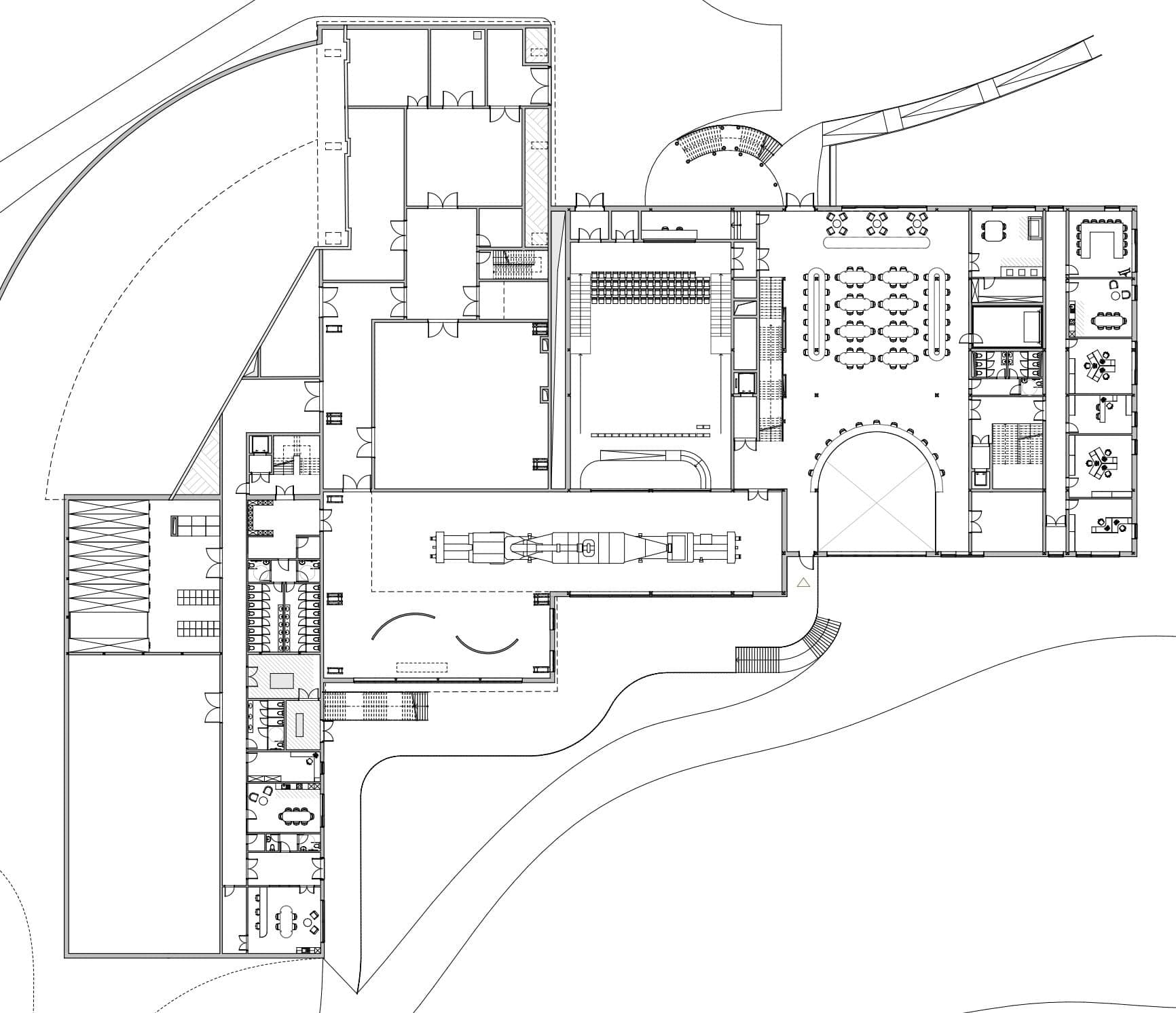 Plan du R-1 : espaces d’exposition et archives dans la halle, amphithéâtre, espace d’étude et bureaux dans l’école